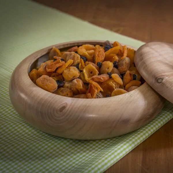 نمای نزدیک ظرف پذیرایی چوبی خمره ای درب دار